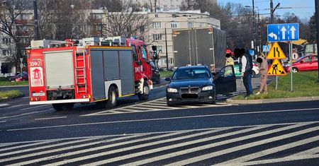Nie ustąpił zjeżdżającemu z ronda BMW, doszło do zderzenia. Jedna osoba poszkodowana [ZDJĘCIA]