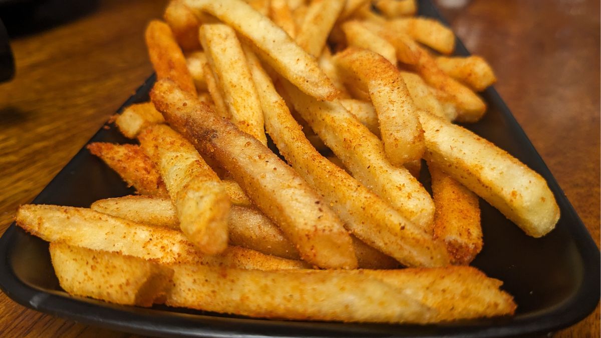 Przygotowanie chrupiących frytek w domu jest niemałym wyzwaniem