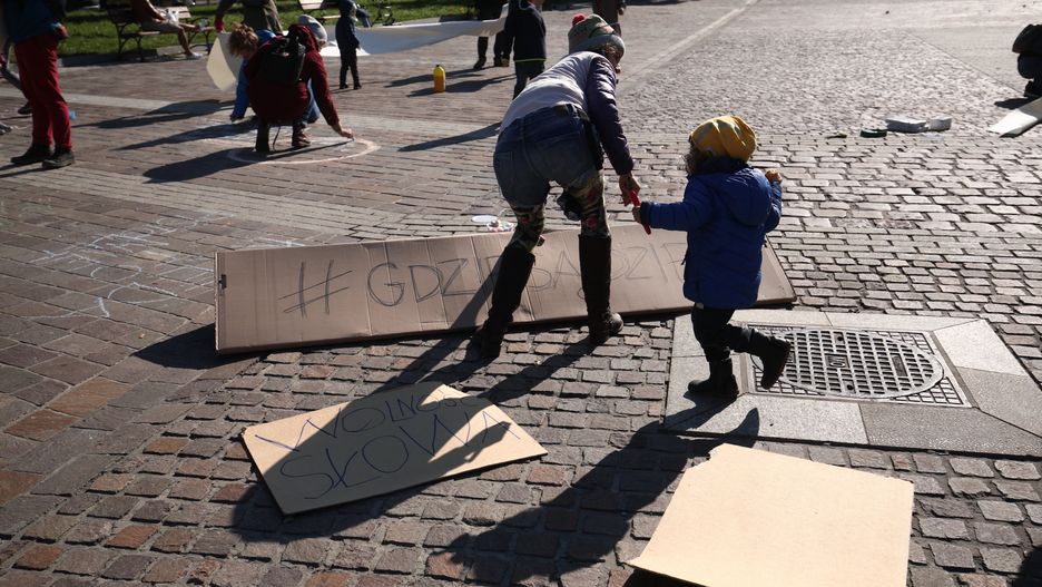 Kraków. Rodzice z dziećmi rysowali kredą w geście solidarności z migrantami 