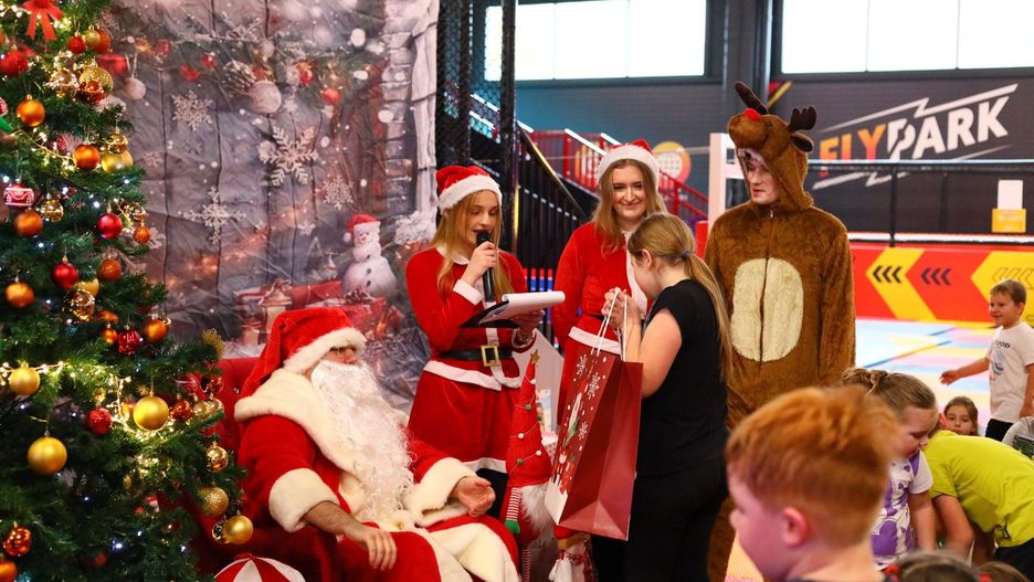 Poranek ze Świętym Mikołajem we FlyParku sprawił wiele uśmiechu i radości