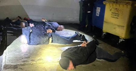 Wciągali nastolatka do bramy. Ośmiu mężczyzn zatrzymanych