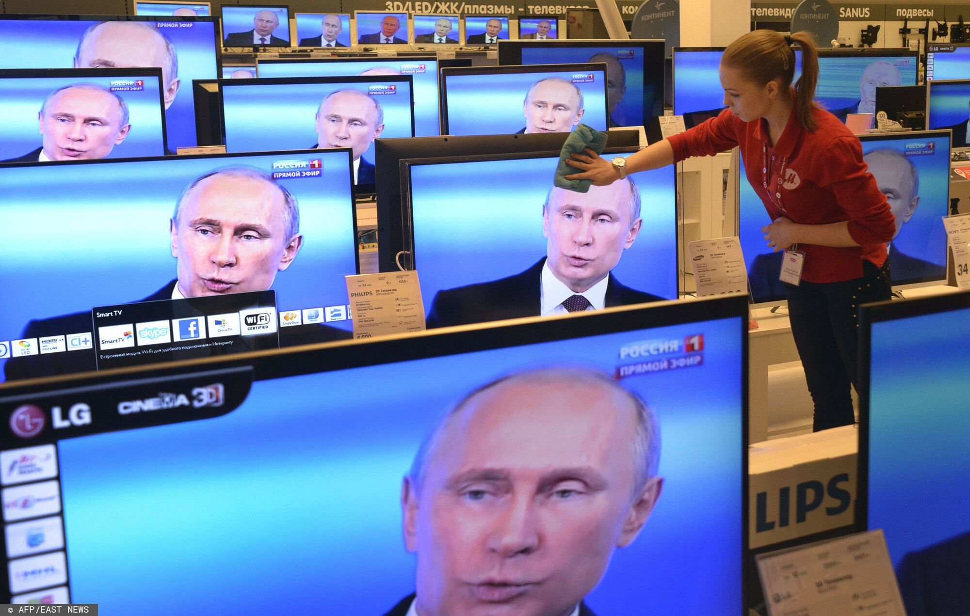 arch13
TOPSHOTS  An employee wipes a TV screen in a shop in Moscow, on April 17, 2014, during the broadcast of President Vladimir Putin's televised question and answer session with the nation. Putin accused today Ukraine's new authorities of driving the country towards the abyss but said that dialogue was the only way out of the intensifying crisis.  AFP PHOTO/ ALEXANDER NEMENOV
ALEXANDER NEMENOV