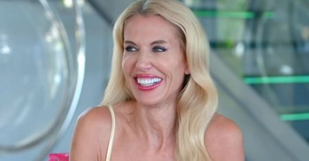 "Żony Miami". Aneta Glam-Kurp wygina się na plaży. Bikini ledwo zakrywa jej wdzięki