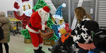 Piekary: Święty Mikołaj obdarowywał słodyczami