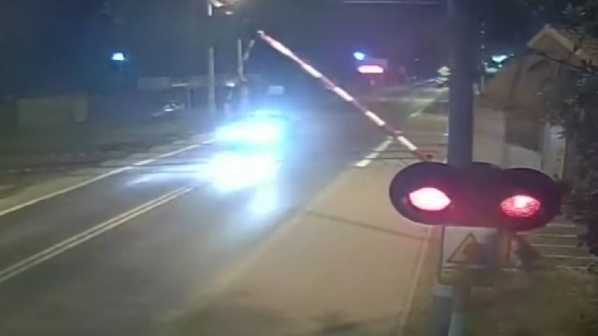 Nocny pościg za hondą. Kierowca pędził prawie 200 km/h przez przejazd kolejowy