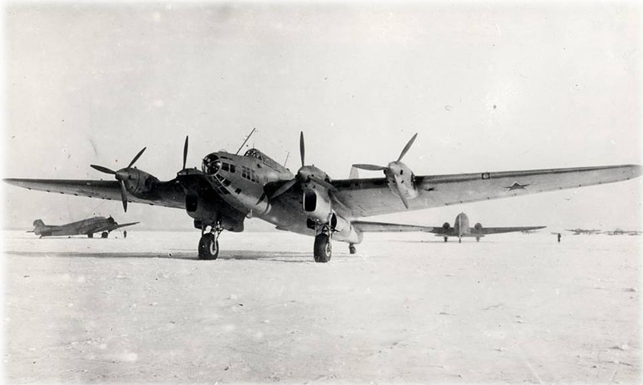 Radziecki ciężki bombowiec Pe-8