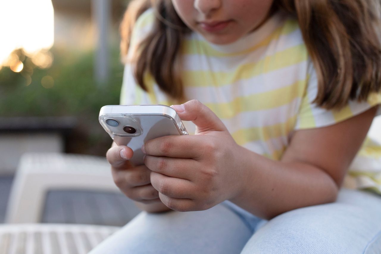 Pornografia bliżej dzieci niż edukacja. Niepokojące wyniki nowego raportu