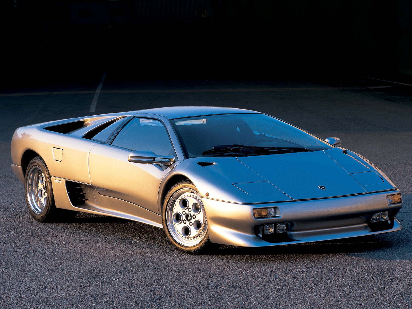 Od dekad z V12: ewolucja hipersamochodów Lamborghini 48