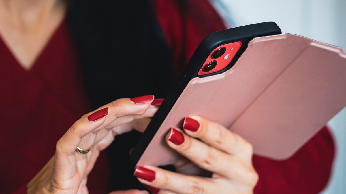 Kobieta korzysta ze smartfona