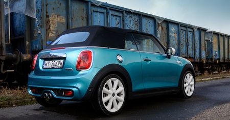 Mini Cooper S Cabrio (2016) - zdjęcia, wnętrze, bagażnik