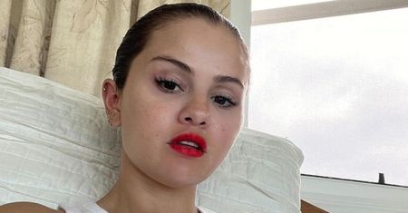 Selena Gomez eksponuje dekolt na nowym selfie. Fani pieją z zachwytu: "To zdjęcie ROZWALIŁO INTERNET!" (FOTO)