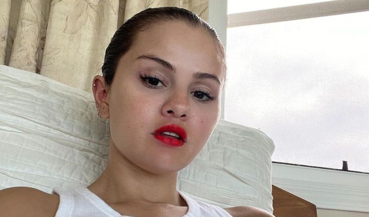 Selena Gomez eksponuje dekolt na nowym selfie. Fani pieją z zachwytu: "To zdjęcie ROZWALIŁO INTERNET!" (FOTO)