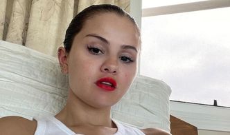 Selena Gomez eksponuje dekolt na nowym selfie. Fani pieją z zachwytu: "To zdjęcie ROZWALIŁO INTERNET!" (FOTO)