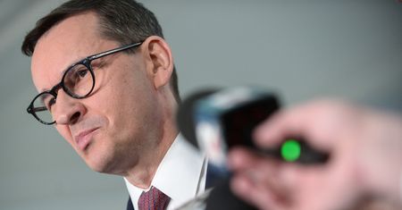 Przyznał się dziennikarzom. Morawiecki wiedział o aferze wizowej