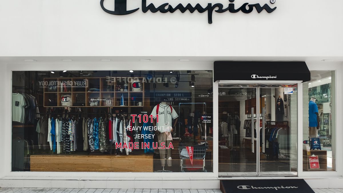 Niewielka litera R wpisana w okrąg umieszczana przy nazwach produktów i logo jest informacją o tym, że dany znak towarowy podlega prawu ochronnemu.