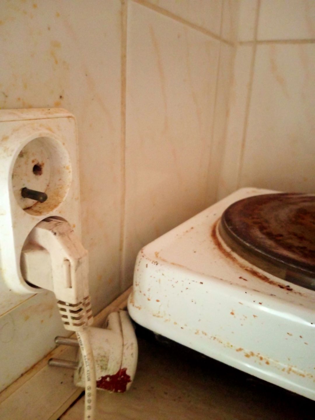 brud, niesprawne gniazda elektryczne