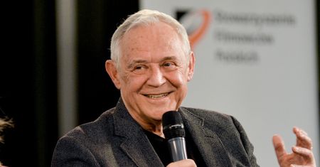 Rzadki widok: 74-letni Marek Kondrat i 38 lat młodsza Antonina Turnau na NOWYM WSPÓLNYM zdjęciu. "Światła na niego"