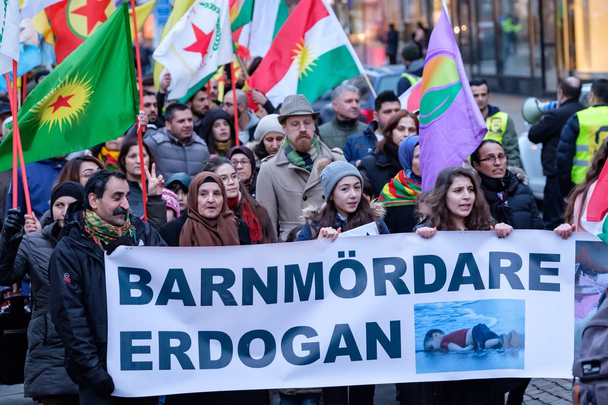 Z transparentem z napisem "Zabójca dzieci - Erdogan" maszerowali demonstranci w szwedzkim Malmö. Protest dotyczył tureckich zbrodni na Kurdach i Syryjczykach