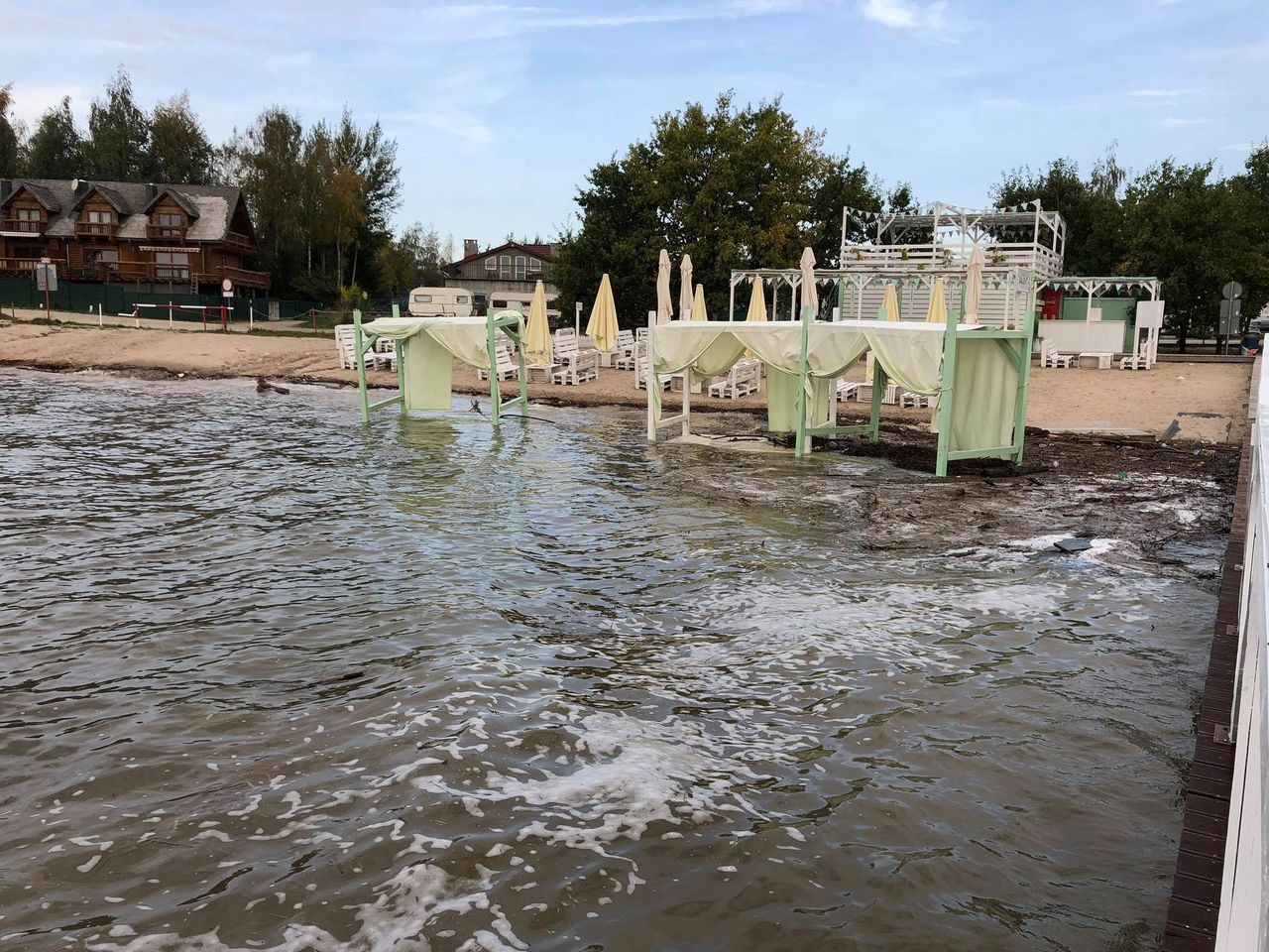 Mietków. Bardzo wysoki poziom wody w zalewie. Zniszczona plaża i strefa wypoczynku