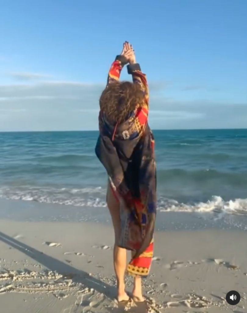 Jennifer Lopez oddaje się porannym rytuałom na plaży w bikini i szlafroku Versace