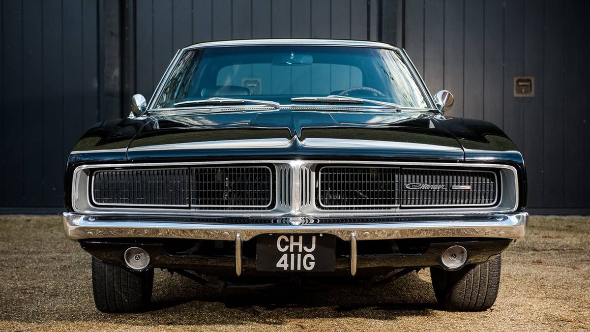 24 lutego na aukcji Silverstone pojawi się wóz dla prawdziwego czarnego charakteru. Dodge Charger z 1969 roku ma pod maską silnik V8 o pojemności 8,2 litra, trzybiegową, automatyczną skrzynię i jest utrzymany w stanie salonowym. Właścicielem (jeszcze) jest Jay Kay, wokalista zespołu Jamiroquai, który znany jest ze swojego upodobania do szybkich i ekskluzywnych aut. Nie jest to jednak jedyny znany właściciel tego egzemplarza.