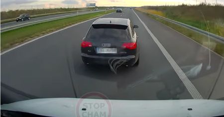 Wyprzedził ciężarówki. Kierowca Audi mu nie odpuścił