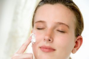 Cętki na twarzy nie są trendy