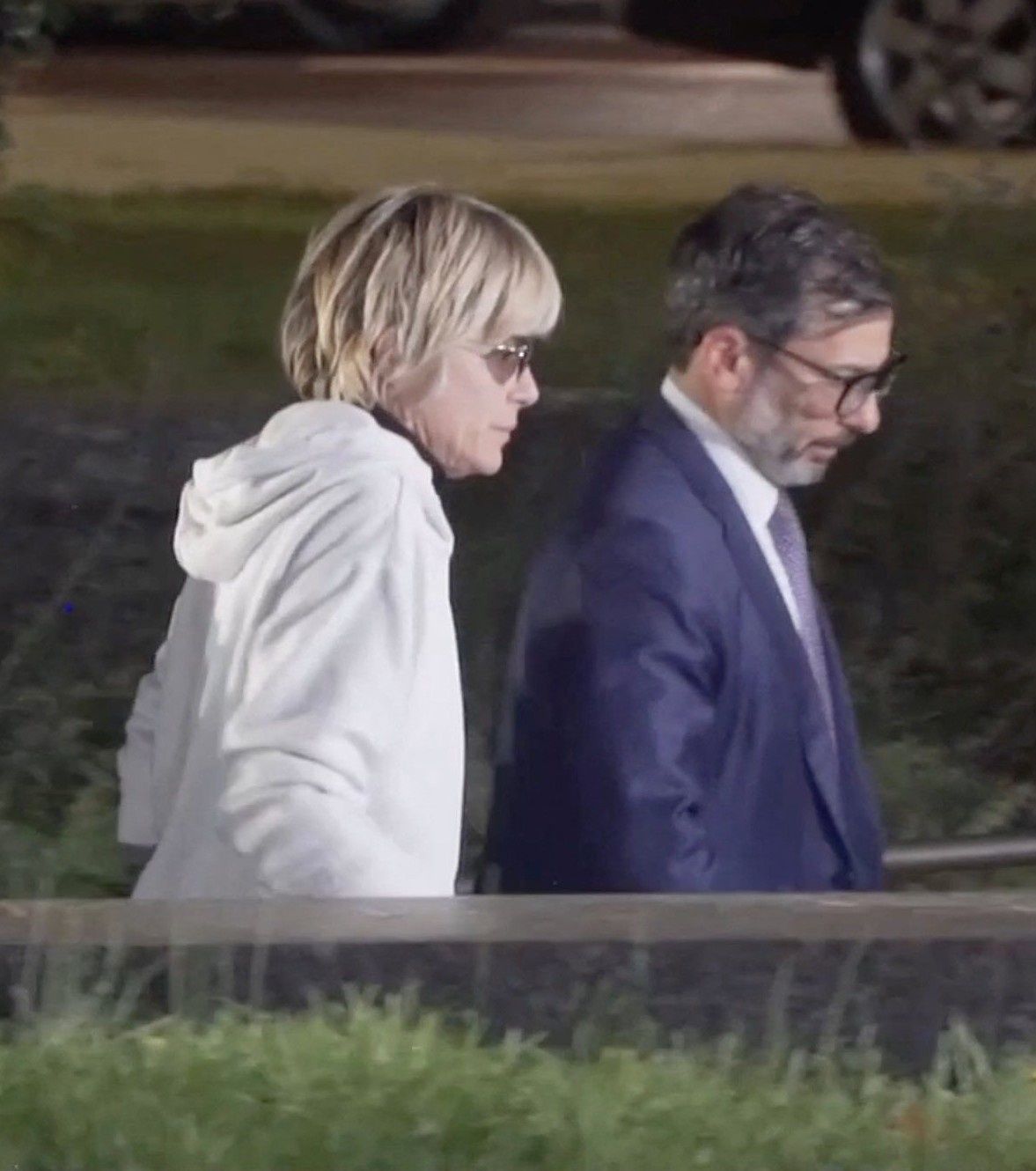 Selma Blair z nietęgą miną opuszcza sąd po aferze w samolocie 