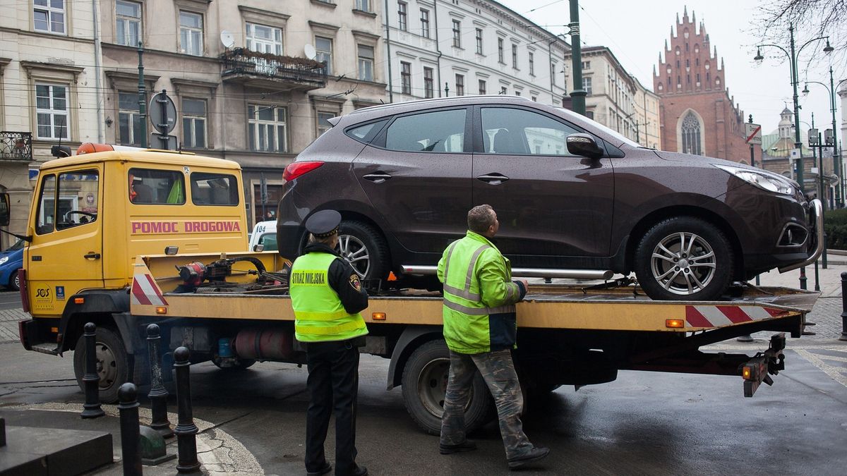 koszt odholowania samochodu to zwykle 450-500 zł. Za każdy dzień postoju dodatkowo płaci się ok. 40 zł.