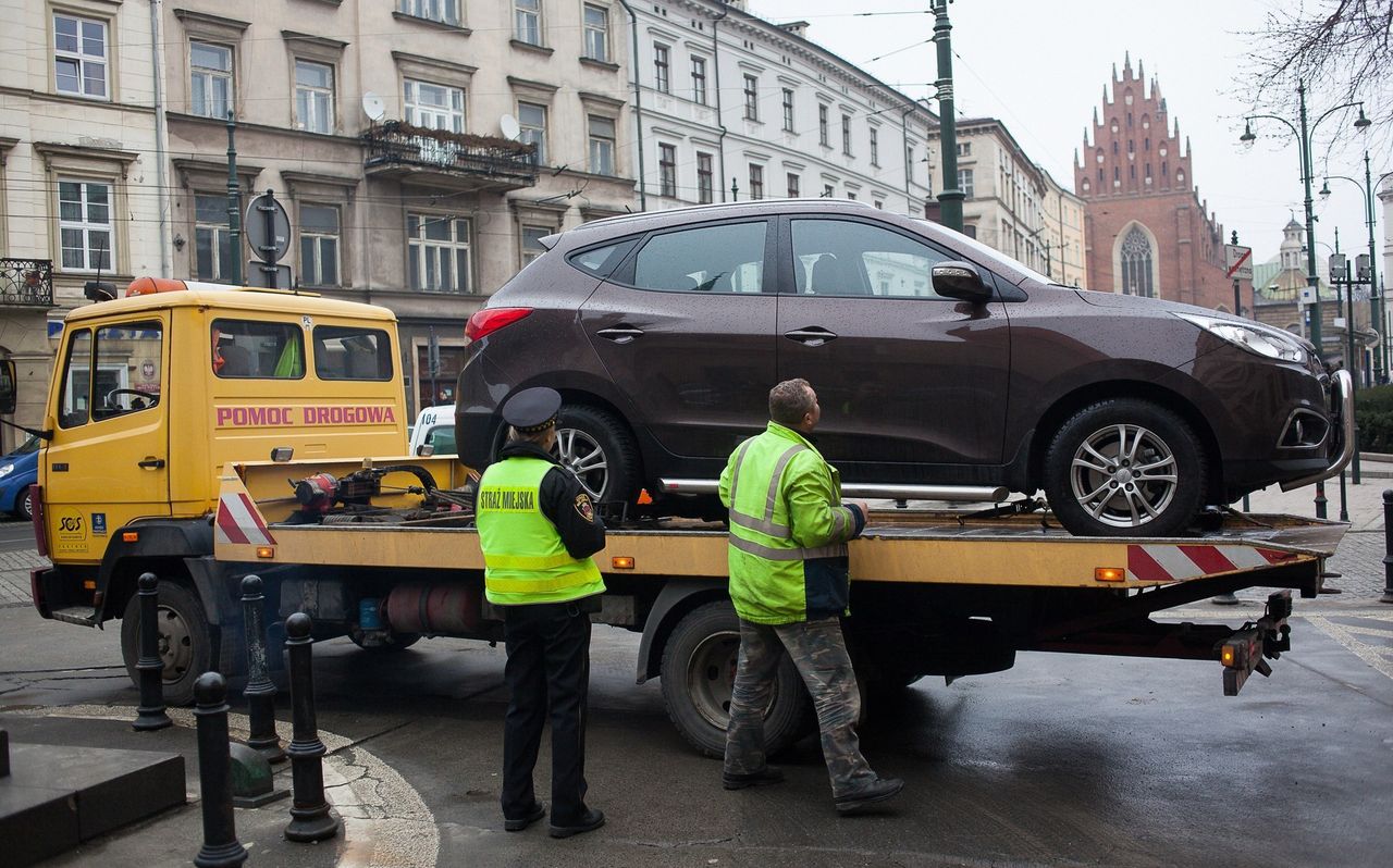 koszt odholowania samochodu to zwykle 450-500 zł. Za każdy dzień postoju dodatkowo płaci się ok. 40 zł.