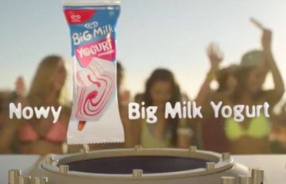 Didżej miksujący smaki reklamuje lody Algida Big Milk Yogurt (wideo)