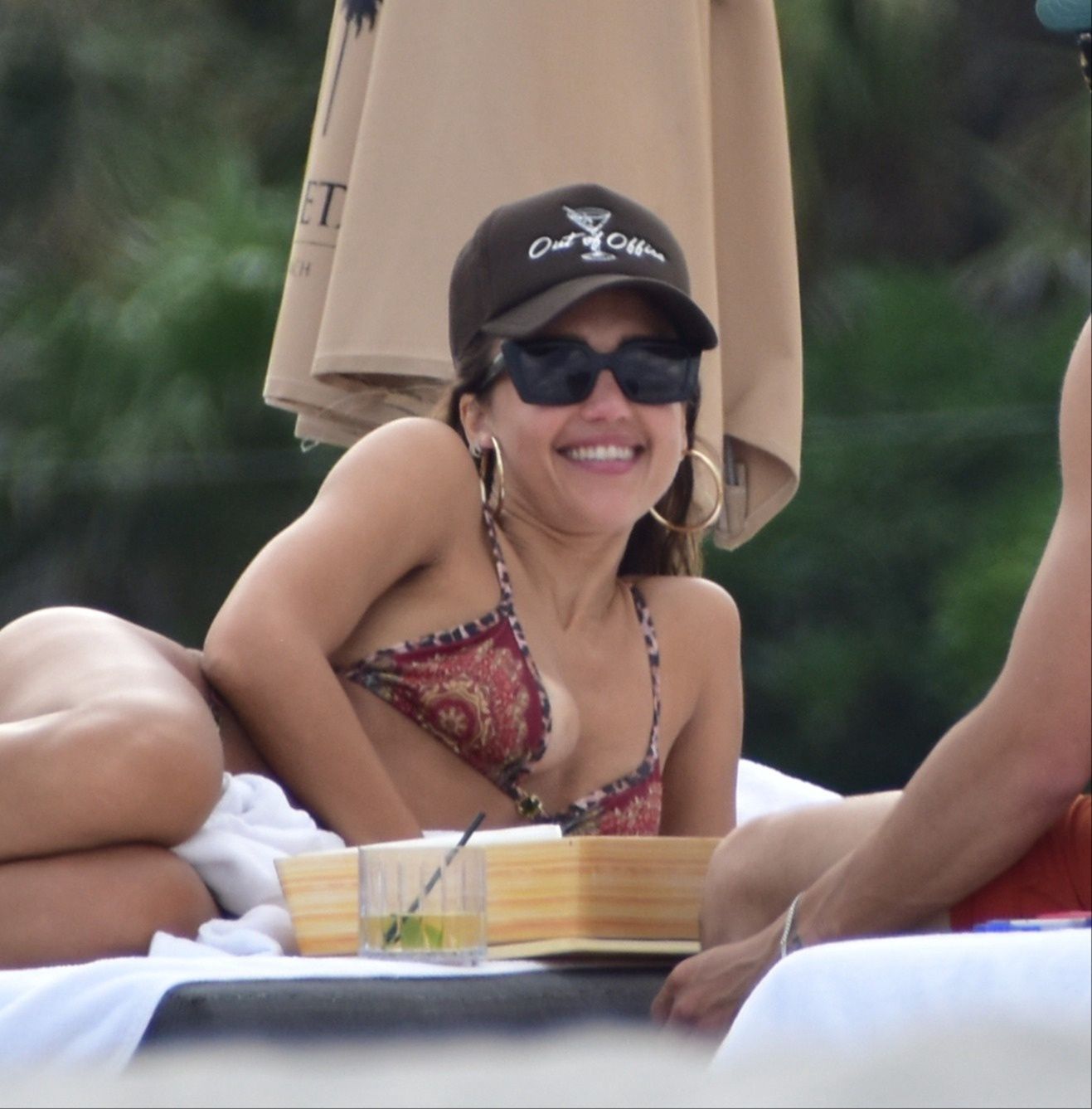 Uśmiechnięta Jessica Alba