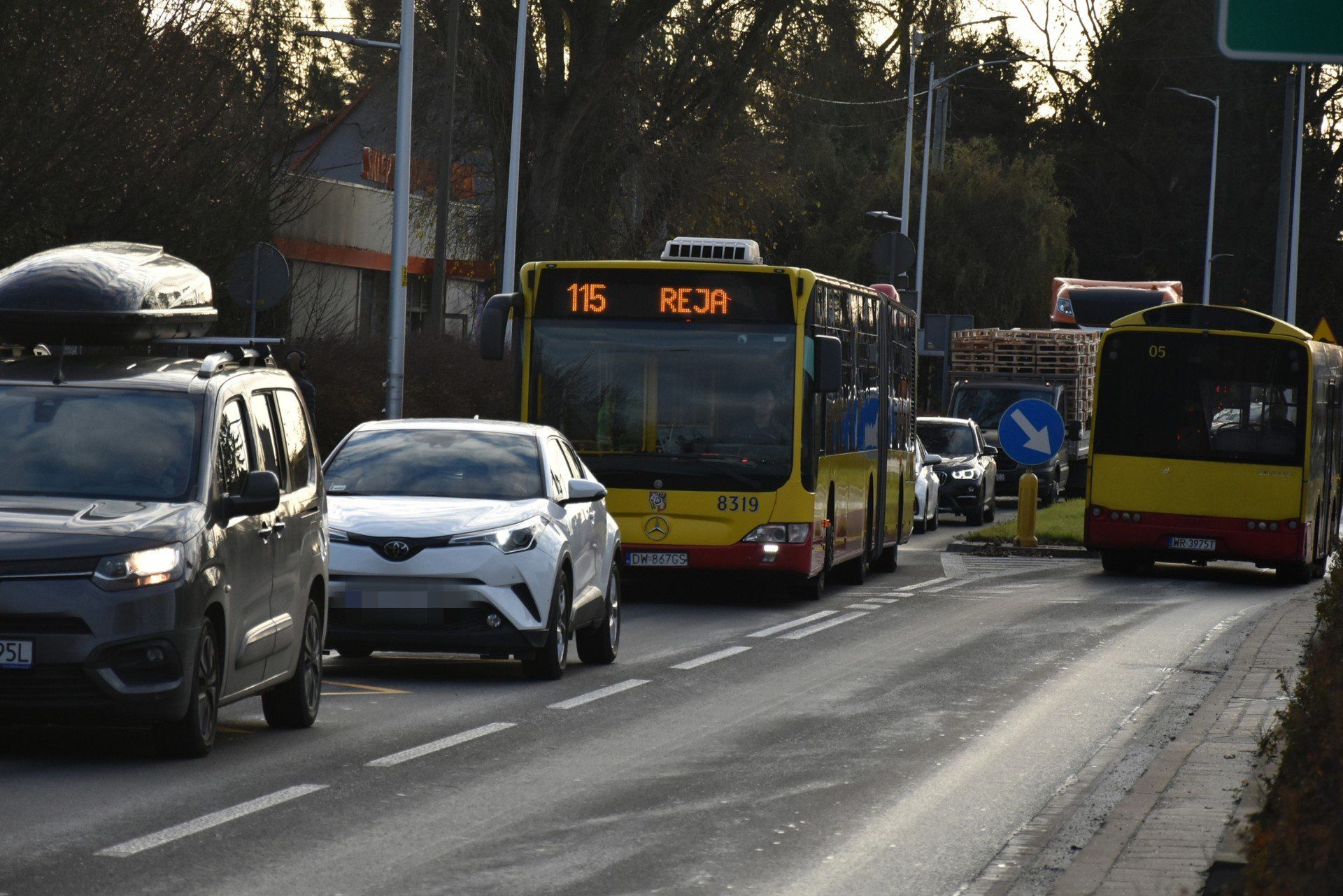 W korku stoi również miejska komunikacja. Między godz. 6 a 7:30 jest zatłoczona.