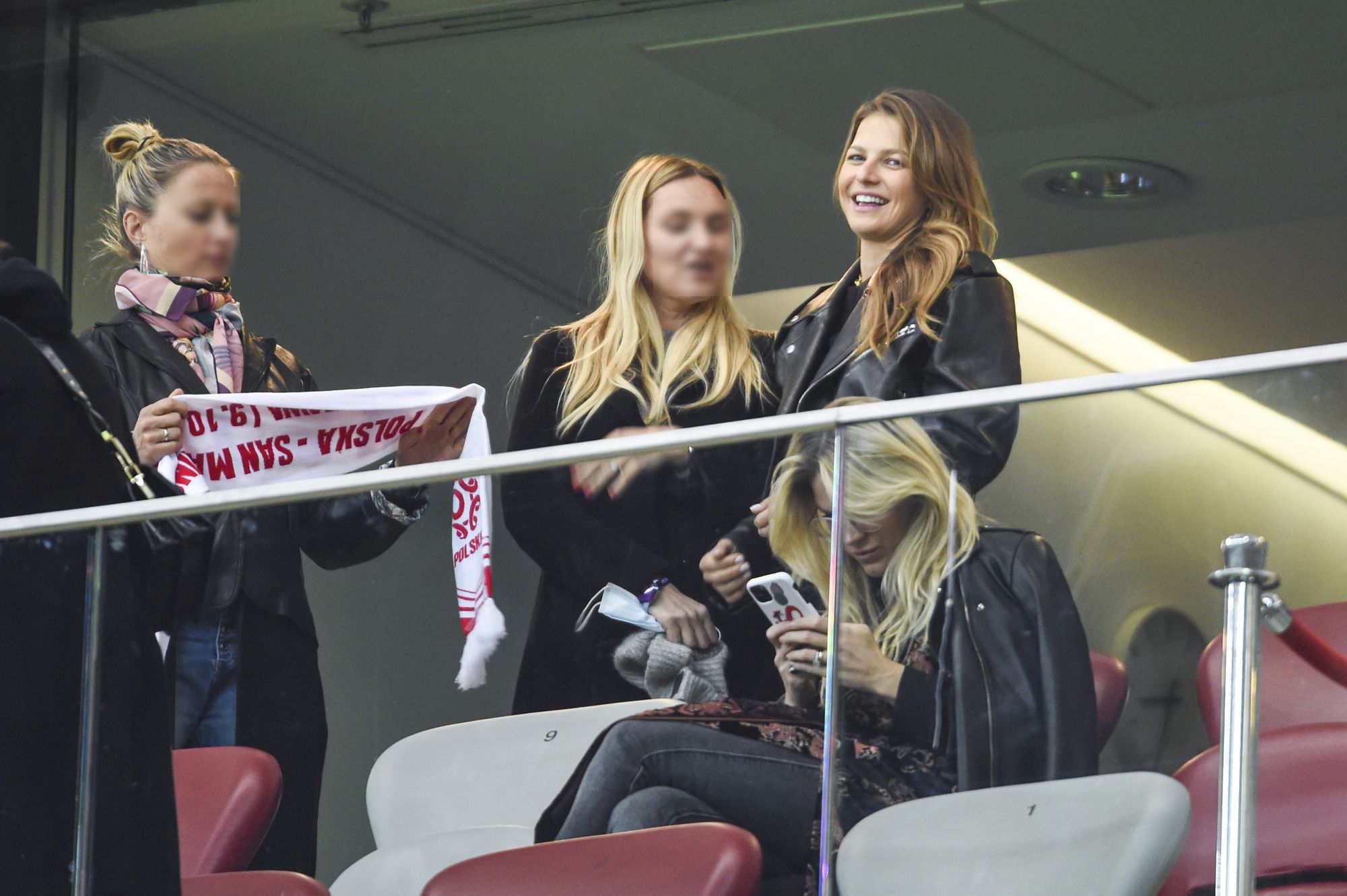 Anna Lewandowska i Zofia Ślotała kibicują na meczu z San Marino