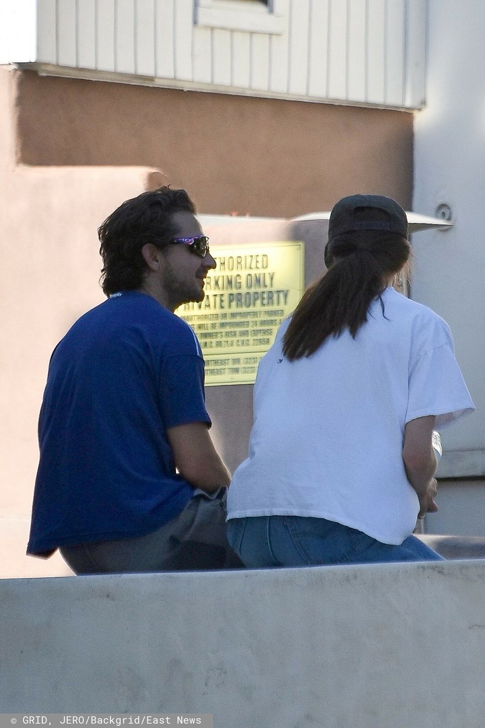 Shia LaBeouf i Margaret Qualley spacerują w kalifornijskim słońcu