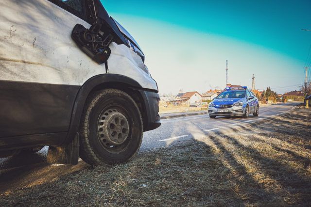 Poważny wypadek z udziałem rowerzystki. Potrącona kobieta trafiła do szpitala (zdjęcia)