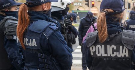Gdy policjantka weszła do mieszkania, zobaczyła chłopczyka w kałuży krwi. Fragment książki