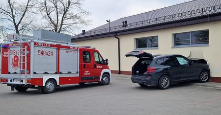 Chciał zaparkować jak najbliżej sklepu. Wjechał w ścianę i przewrócił regał