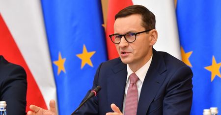 "Może jestem kretynem". Obruszenie po słowach Morawieckiego do Macrona