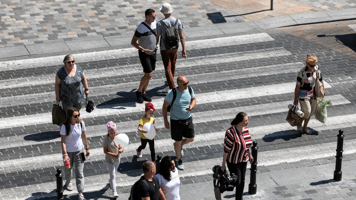 Przejscie dla pieszych pod Brama Krakowska w Lublinie01.06.2023 Lublin , ulicaKrolewska . Miejsce pod Brama Krakowska , gdzie w kazdy weekend ruch samochodow bedzie wstrzymywany .Fot. Jakub Orzechowski / Agencja Wyborcza.plFot. Jakub Orzechowski / Agencja Wyborcza.plbrama krakowska, plac lokietka, krolewska, przejscie dla pieszych, zebra, pasy, pieszy, piesi, deptak, ruch uliczny, ruch samochodowy, ulice, ruch, sobota, uliczny, kolowy, samochod, auto, przechodzien