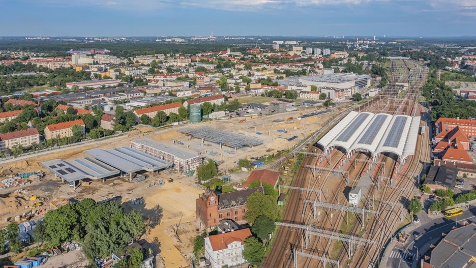 Śląskie. Na drugim segmencie zadaszenia centrum przesiadkowego w Gliwicach trwają m.in. prace związane z pokryciem dachowym.