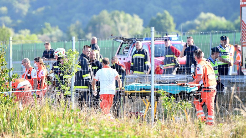 Serious accident on the A4: a Polish bus run off the road
06/08/2022, Varazdin - Several people were killed and a larger number were seriously injured in a traffic accident that occurred around 5:40 a.m. on the A4 highway in the direction of Zagreb, between Jarek Bisaski and Podvorec, when a Polish bus ran off the road. 
Photo: Vjeran Zganec Rogulja/PIXSELL   
Dostawca: PAP/PIXSELL
Vjeran Zganec Rogulja/PIXSELL
Serious accident on the A4: a Polish bus run off the road, autobus, autokar, Chorwacja, wypadek