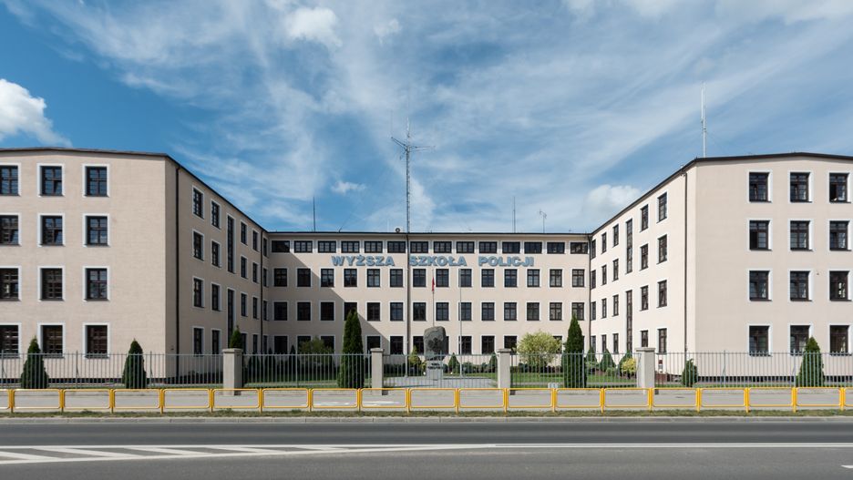 Szczytno. Wyrok wobec policyjnego wykładowcy Wyższej Szkoły Policji (Fot.: wikimedia.org)