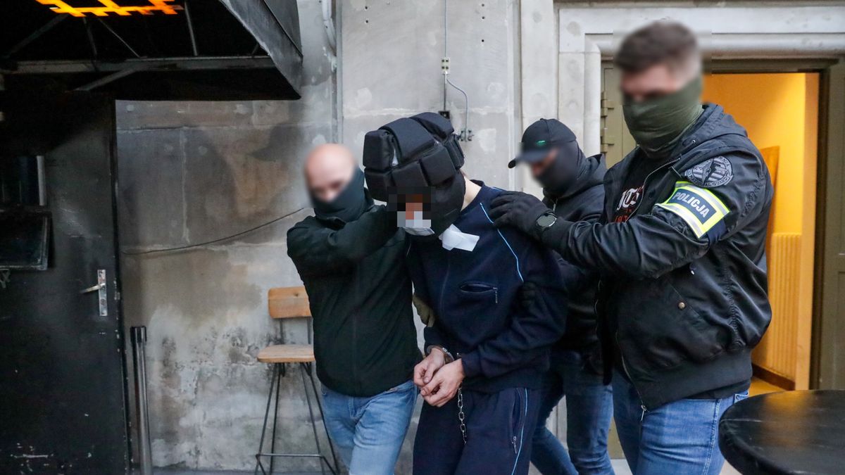 Warszawa, 08.05.2025. Podejrzany o zabójstwo pracownicy Uniwersytetu Warszawskiego wyprowadzany po zakończeniu przesłuchania z siedziby Prokuratury dla Warszawy-Śródmieścia, 8 bm. (amb) PAP/Tomasz Gzell