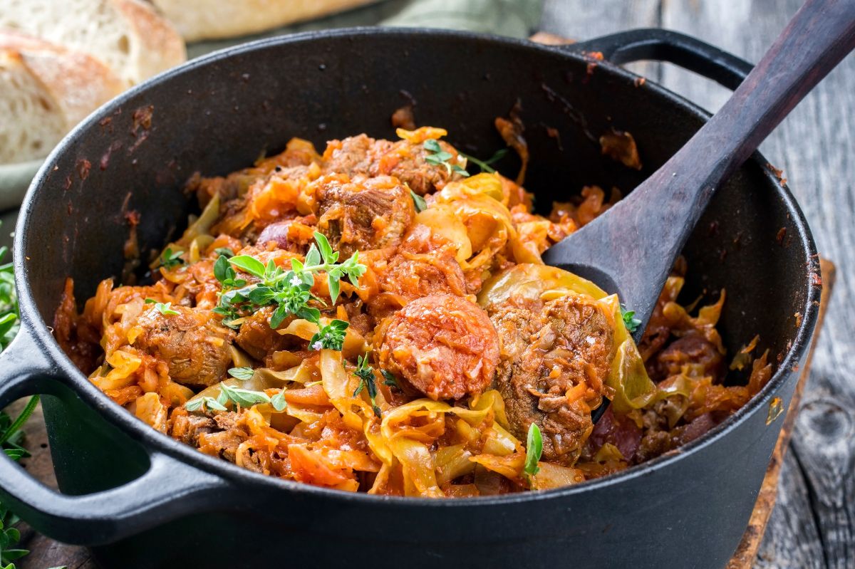 Nie czekaj aż do świąt. Ten aromatyczny bigos możesz jeść przez całą jesień