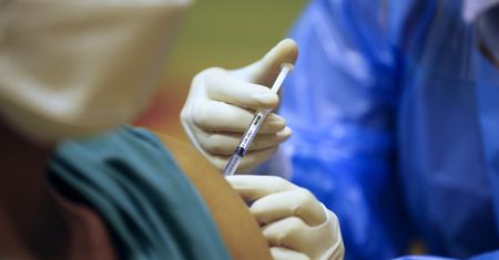 Osoby niezaszczepione na COVID-19 same zapłacą za leczenie. Rozwiązanie z Singapuru