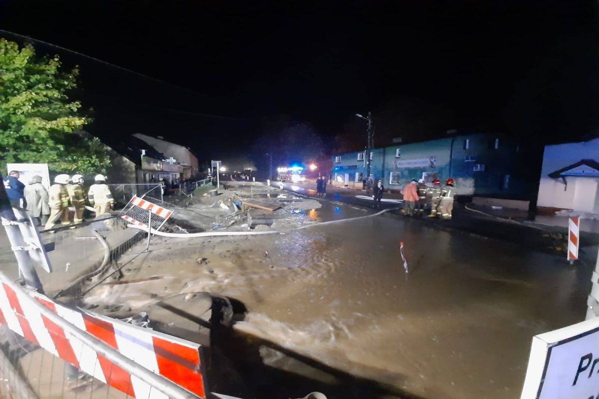 Dramatyczne chwile w Pilchowicach. Centrum zmieniło się w rwącą rzekę