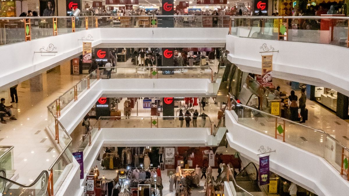 Do sklepów wejdzie od jutra jedna trzecia klientów więcej. Obostrzenia są też luzowane w innych miejscach.