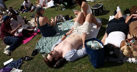 Dress code na lato, czyli czy mężczyznom wypada świecić nagim torsem w mieście