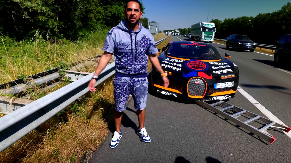 Kierowca wjechał na drabinę swoim luksusowym autem podczas rajdu Gumball 3000